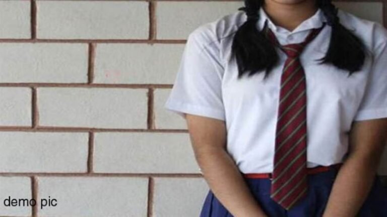 11वीं की छात्रा से करता था अश्‍लील बातें, स्‍कूल के बाहर खड़ा रहता था, तंग आकर की लड़की ने खुदकुशी