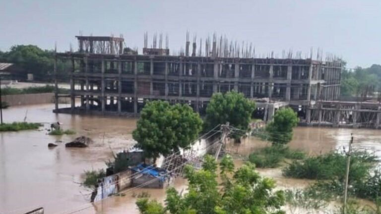 गजब; उद्घाटन से पहले ही अस्पताल का पहला तल डूबा, अब Engineer भी पकड़ रहे माथा