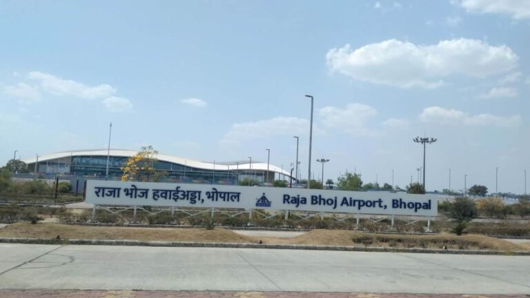 राजा भोज एयरपोर्ट पर बम की सूचना से हड़कंप, पुलिस द्वारा शिकायत को तवज्जो न देने पर युवक ने की खौफनाक हरकत