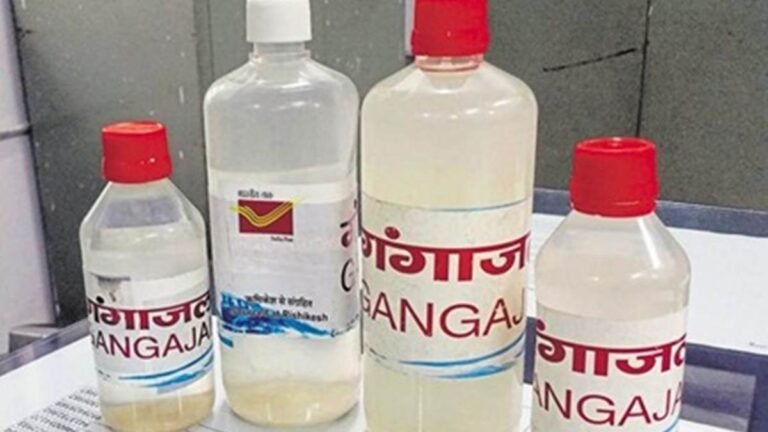 गंगाजल को घर में इस दिशा में रखने से बरसेगा धन