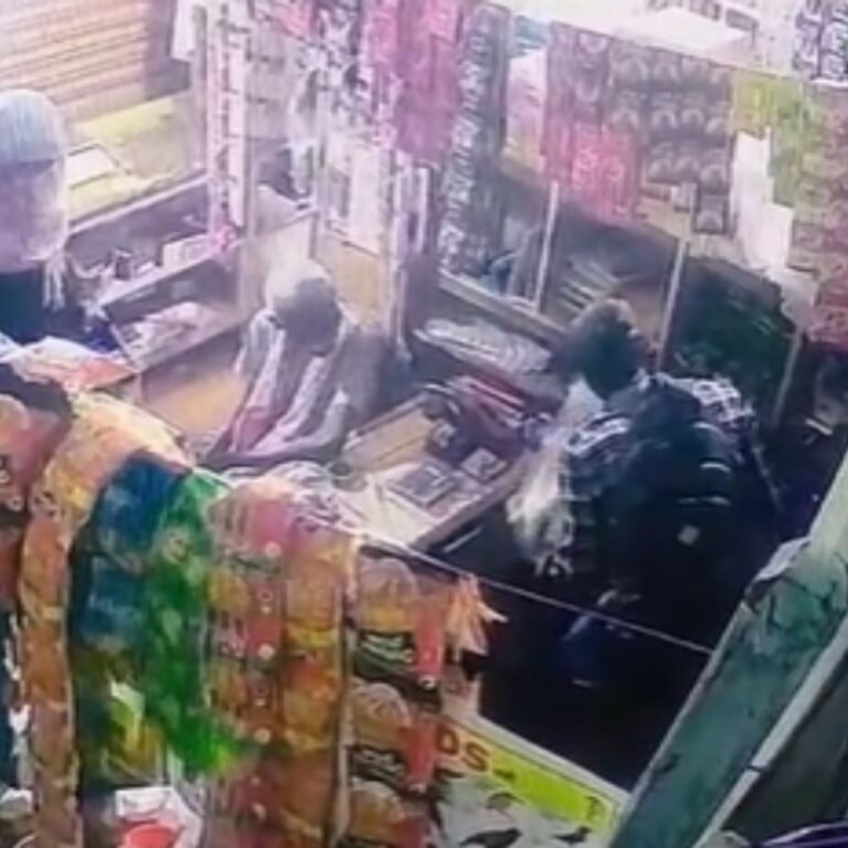 किराना व्यवसायी से लूट का LIVE VIDEO:जशपुर में 2 हथियारबंद नकाबपोश लूट ले गए कैश, वारदात CCTV कैमरे में हुई कैद
