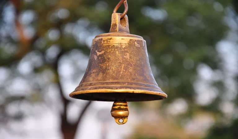 Puja Path Tips: मंदिर में दर्शन करने के बाद कहीं आप भी तो नहीं बजाते घंटी, जानिए क्या कहता है ज्योतिष शास्त्र