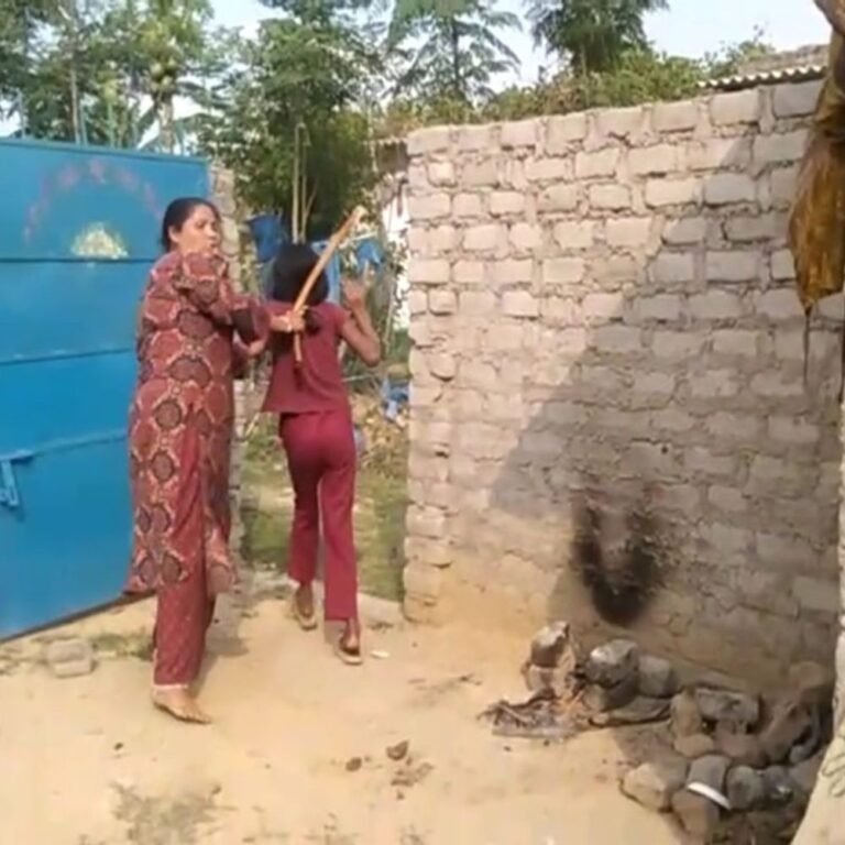 छत्तीसगढ़ में बच्ची की बेरहमी से पिटाई, VIDEO:महिला पर बच्चों को बंधक बनाकर गांजा बिकवाने का आरोप, ASP बोले- FIR दर्ज करेंगे