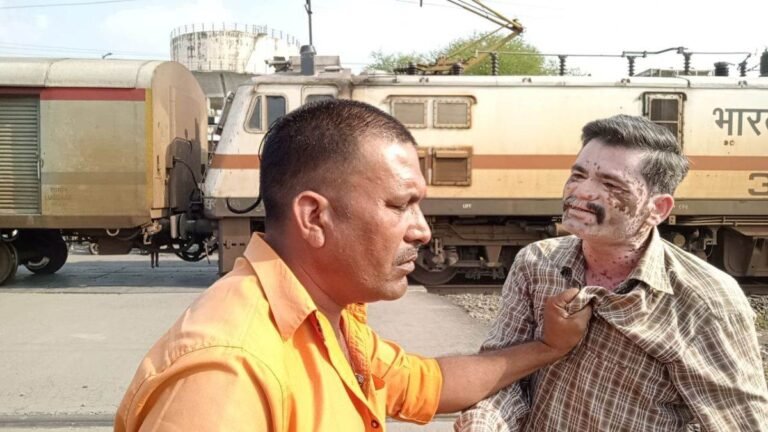 रामेश्वरम-फिरोजपुर हमसफर एक्सप्रेस के सामने खड़ा हुआ युवक, ड्राइवर ने रोकी ट्रेन