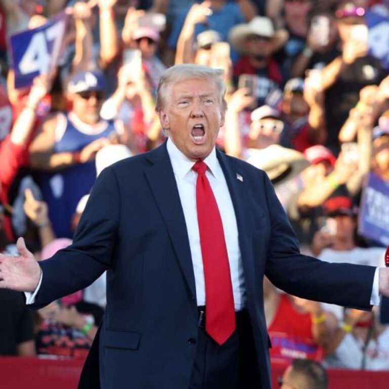 ट्रम्प की रैली के बाहर हथियारों के साथ शख्स गिरफ्तार:कार में मिलीं 2 गन, फर्जी पास लेकर घुसने की कोशिश कर रहा था