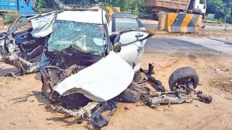 शीतला माता के मंदिर से लौट रहे तीन दोस्तों की मौत, टुकड़े-टुकड़े हुई कार