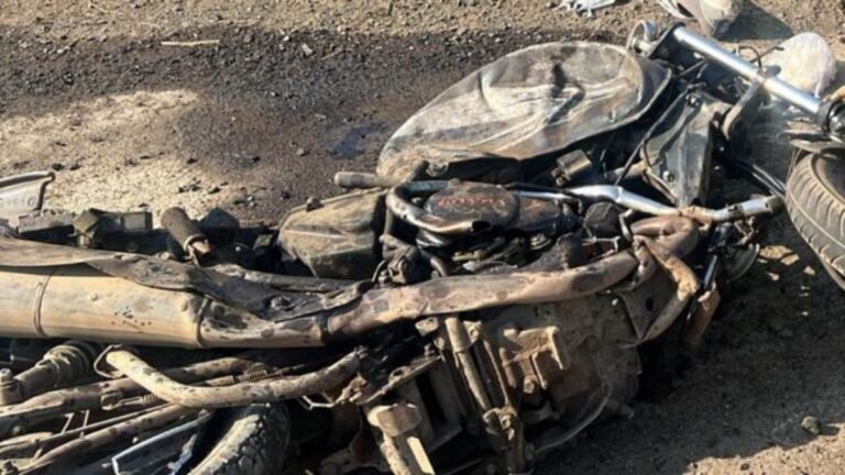 Sagar News: डंपर व बाइक की सीधी टक्कर में तीन लोगों की मौके पर मौत