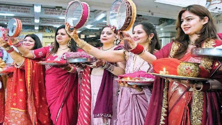 Karva Chauth 2024: झलक दिखा दिप गया चांद, मुश्किल से हुए दीदार