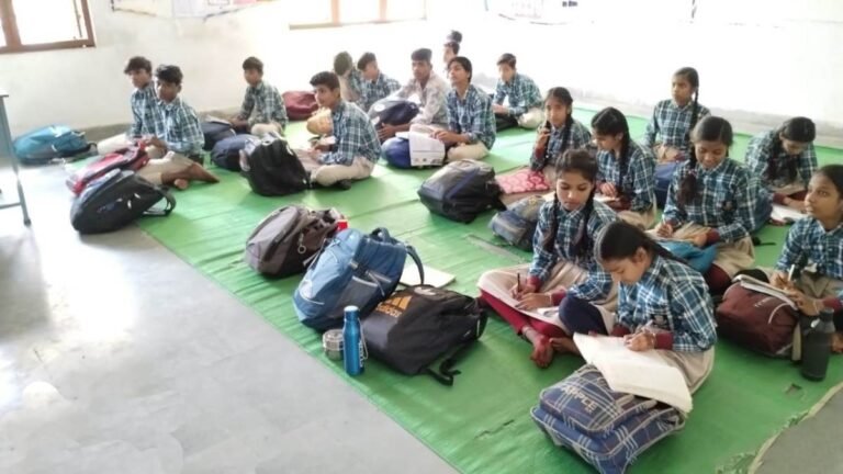 ये है राजधानी के सीएम राइज स्कूल का हाल… फर्श पर बैठकर पढ़ाई करने को मजबूर नौनिहाल