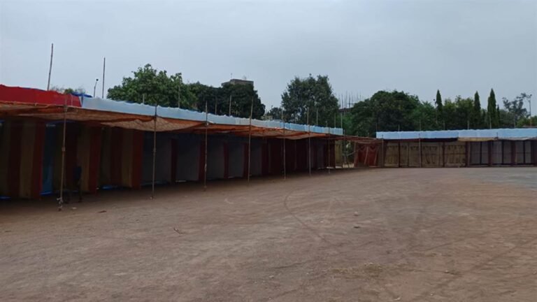 नियमों को ताक में रखकर पटाखा दुकानों का निर्माण