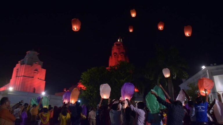 धनतेरस पर जगमग हुआ माता महालक्ष्मी मंदिर, आकाशदीप ने आसमान में बिखेरी रंगबिरंगी छटा