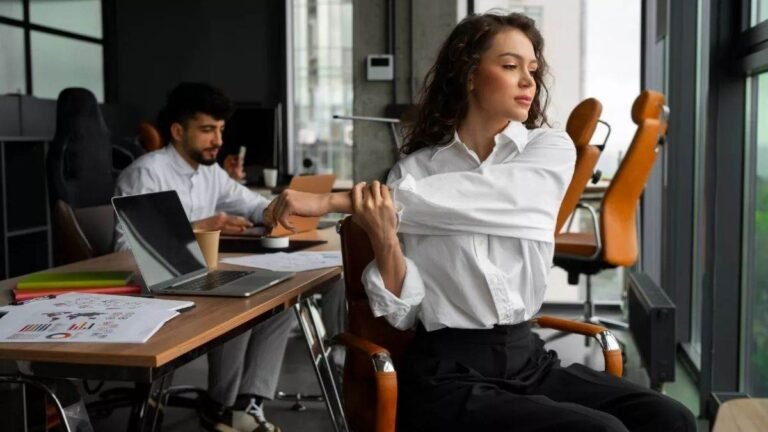 Fitness Tips: 8 से 10 घंटे डेस्क पर बैठे-बैठे करना पड़ता है काम, तो इन टिप्स से शरीर को रखें स्वस्थ