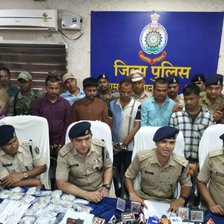 छत्तीसगढ़ में ‘बुकिंग-सोनी’ ने लूटे थे 5 करोड़ के गहने:झारखंड के इनामी भाइयों ने मामा-गर्लफ्रेंड संग मिलकर रची साजिश; दिल्ली से पकड़े गए