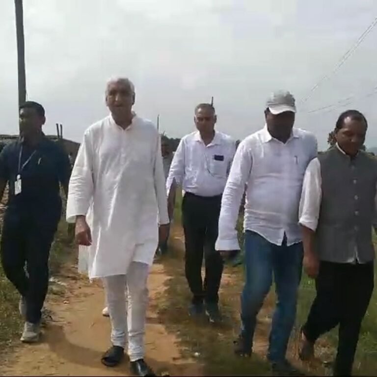 बलरामपुर कांड में पीड़ित परिवार से मिले टीएस सिंहदेव:कहा- हाईकोर्ट स्तरीय न्यायिक जांच होनी चाहिए, CBI जांच की भी मांग