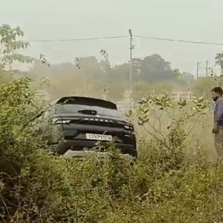 शोरूम से निकलते ही नई कार से हुआ हादसा, VIDEO:गाड़ी चालाना नहीं आता, ब्रेक की जगह पर दबाया एक्सीलेटर, 4 बाइकों को मारी टक्कर