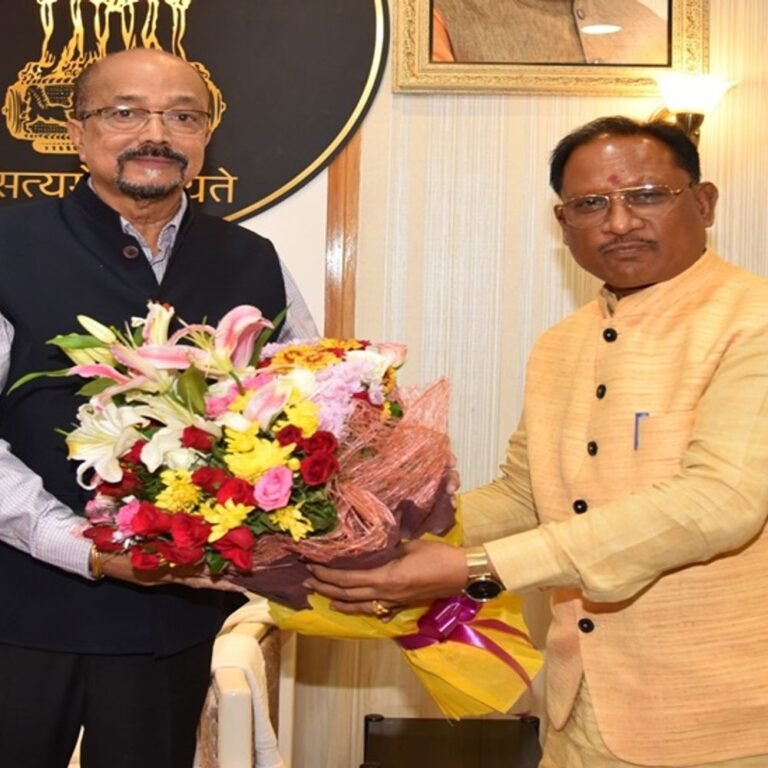 खास तोहफे के साथ राज्यपाल से मिले CM साय:रमेन डेका ने दीपावली की दी बधाई, विष्णुदेव साय जशपुर में मनाएंगे दिवाली