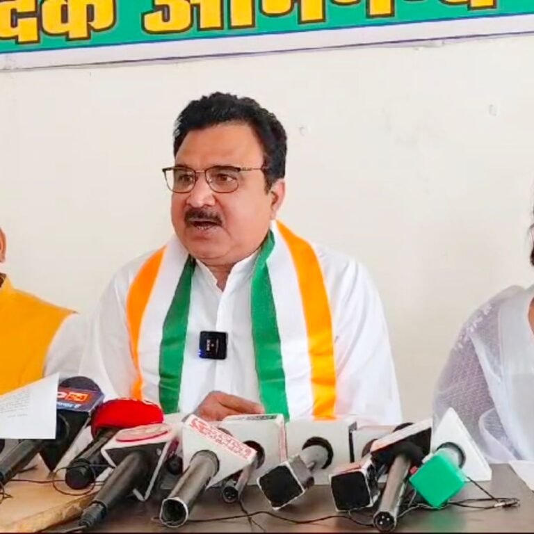 खल्लारी विधायक यादव बागबहरा CMO पर भड़के:स्टेडियम का निमंत्रण चपरासी के हाथ भेजवाने पर अंग्रेजों से की तुलना, अपमान का लगाया आरोप