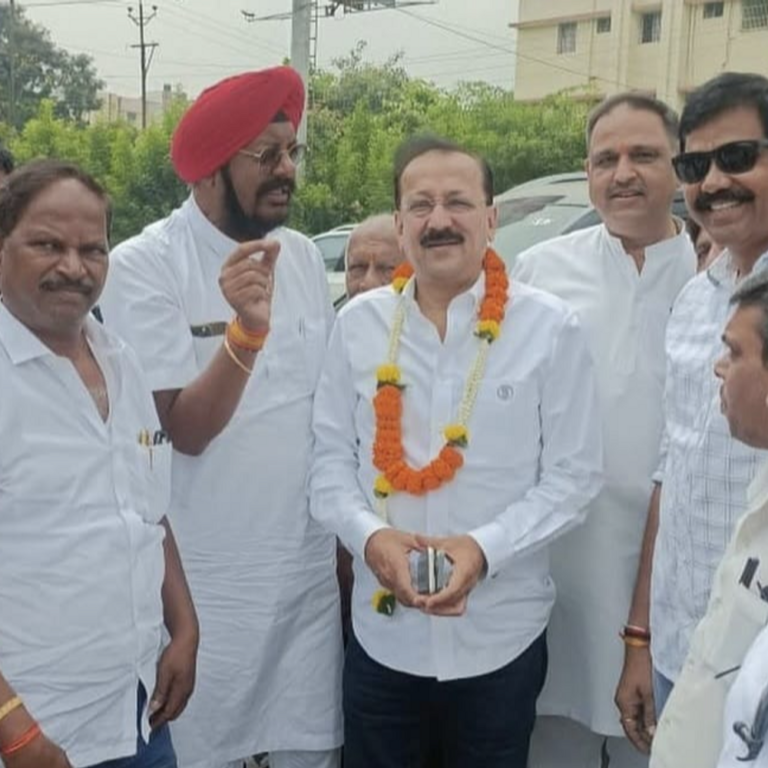 बाबा सिद्दीकी का रायपुर से रहा सियासी रिश्ता:लोकसभा के कांग्रेस प्रभारी थे; विधानसभा चुनाव में आए तो चौक पर चाय की चुस्कियां लीं