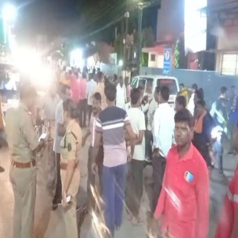 धमतरी में स्कूटी की चाबी से वनकर्मी की हत्या:मोहल्ले में गाली-गलौज करने से रोका तो सीने किया वार; खून लथपथ सड़क पर गिरा