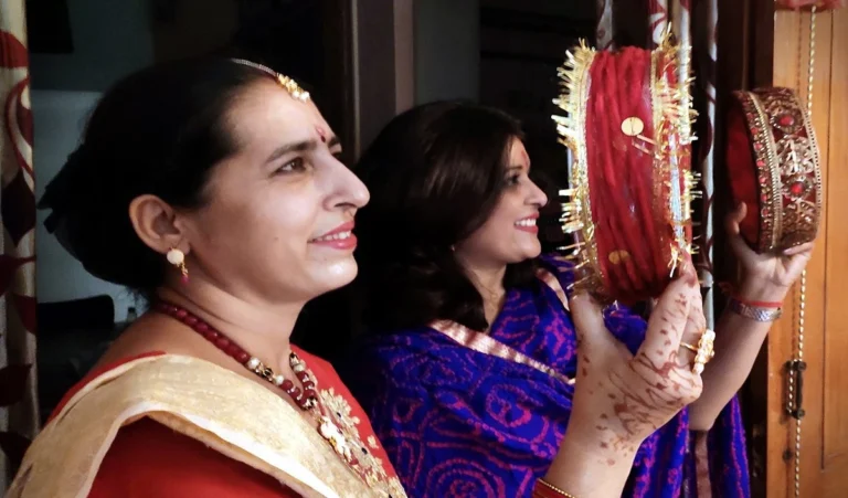 Karwa Chauth 2024: करवा चौथ पर इस धातु के लोटे से दें चंद्रमा को अर्घ्य, पूजा में नहीं लगेगा दोष