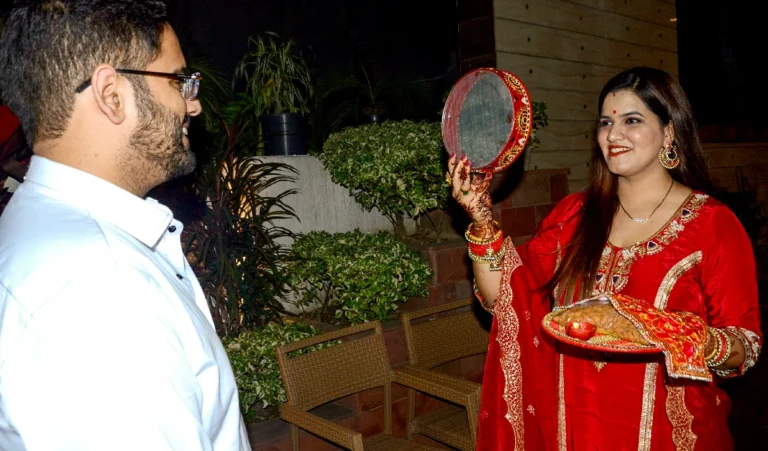 Karwa Chauth 2024: करवा चौथ पर चांद कब निकलेगा? जानें चंद्रोदय का समय, शुभ मुहूर्त और व्रत कथा