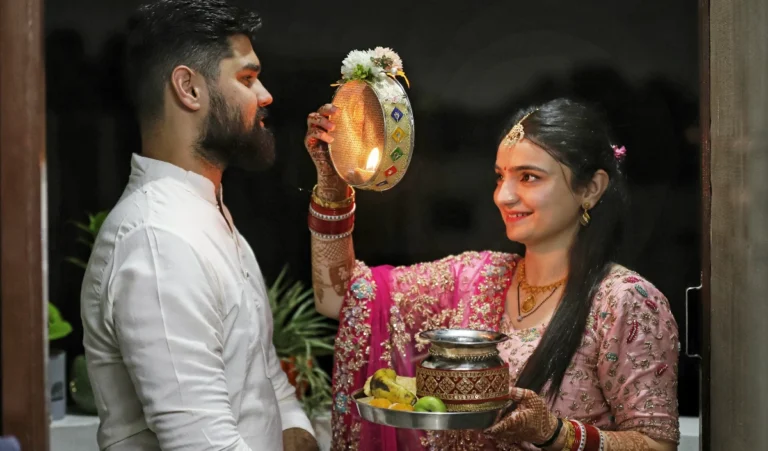 Karwa Chauth 2024: करवा चौथ पर करवा माता की करें आरती, पढें व्रत कथा