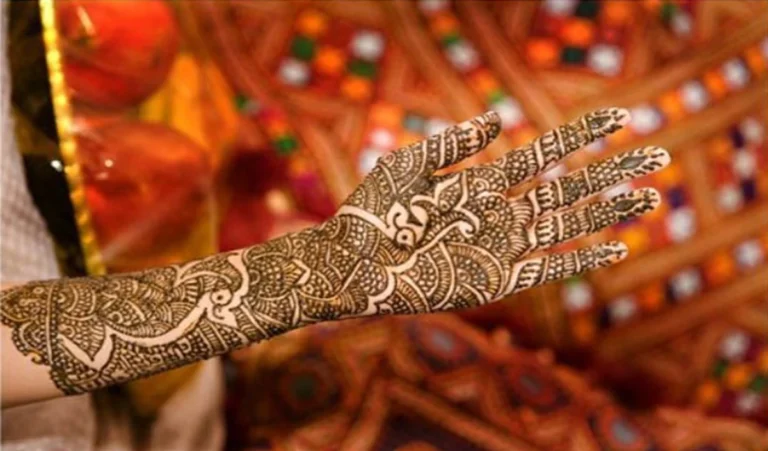 Karwa Chauth Mehndi: हाथों में मेहंदी लगाए बिना अधूरा माना जाता है करवा चौथ का व्रत, जानिए ज्योतिषीय महत्व