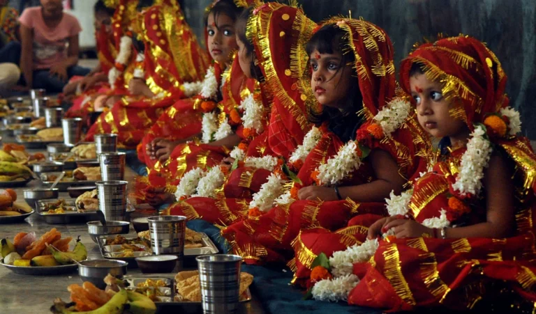 Navratri 2024:  कन्या पूजन के बाद इन 3 चीजों को जरुर दें, मां दुर्गा की कृपा बनी रहेगी