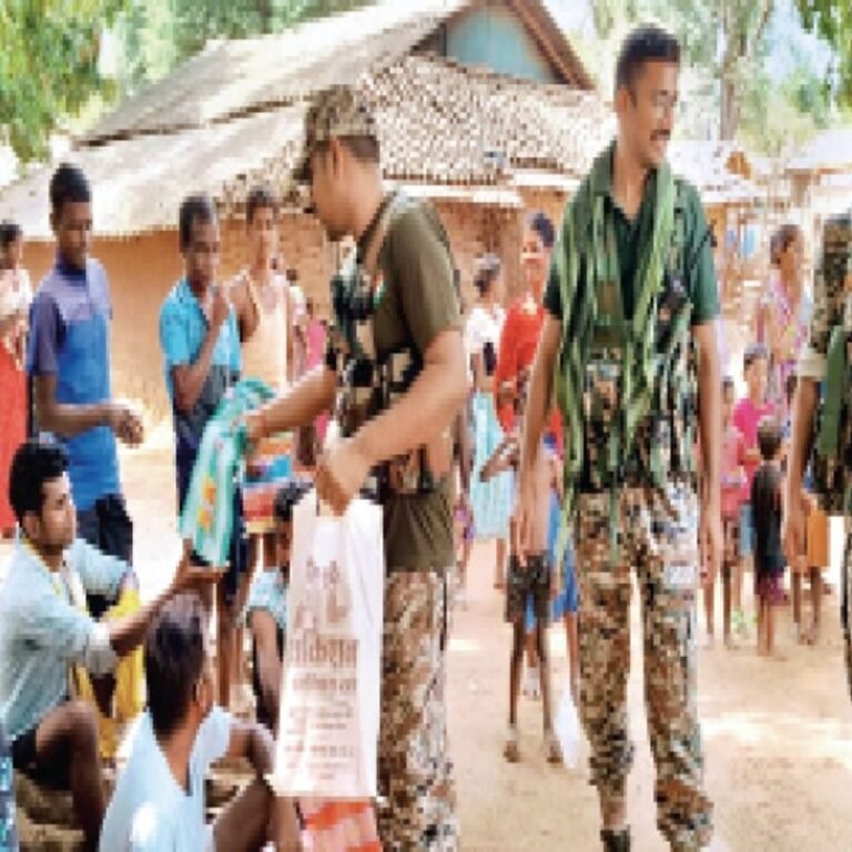 नक्सल मोर्चे पर 3 स्तरों पर काम:युवाओं को नक्सलियों से दूर करने पुलिस बांट रही दवाई-कपड़े; खेल भी करा रही, फिलहाल वार्ता नहीं