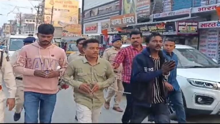बेखौफ बदमाशों ने पार्षद के घर किया हमला, आरोपितों का पुलिस ने निकाला जुलूस
