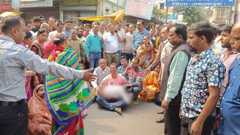 एक्टिवा सवार दंपती को मारी टक्कर … जोरदार टक्कर से 15 फीट हवा में उछला मासूम, गाड़ी के नीचे आ कर घिसटता गया