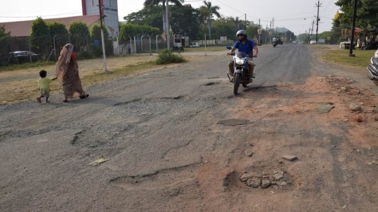 दो एजेंसियों के विवाद में अनाथ हुईं भेल टाउनशिप की सड़कें, जगह-जगह गड्ढों से राहगीर परेशान, जिम्मेदार बेपरवाह