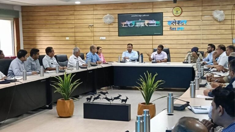 Traffic Police Challan : इंदौर में एक चौराहे पर तोड़ा सिग्नल, तो अगले पर बन जाएगा चालान