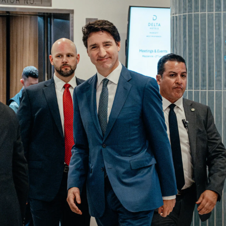 ट्रम्प-ट्रूडो की मुलाकात, घर की बजाए प्राइवेट क्लब में मिले:साथ में डिनर किया, अपने घर के बजाए ट्रूडो को क्लब ले गए ट्रम्प