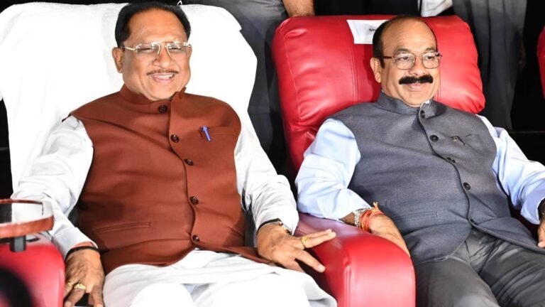 ‘द साबरमती रिपोर्ट’ छत्‍तीसगढ़ में हुई टैक्स फ्री, फिल्म देखने पत्‍नी संग मॉल पहुंचे CM साय, अभिनेत्री भी रहीं मौजूद