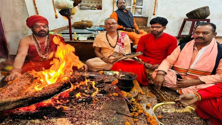 मृत्युंजय भगवान शिव को यज्ञ में दो लाख दी गई आहुतियां