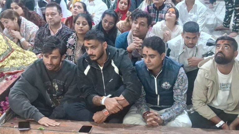 Ujjain Mahakal Darshan: क्रिकेटर अक्षर पटेल, रवि बिश्नोई ने भगवान महाकाल की भस्मारती दर्शन किए, देखिए वीडियो