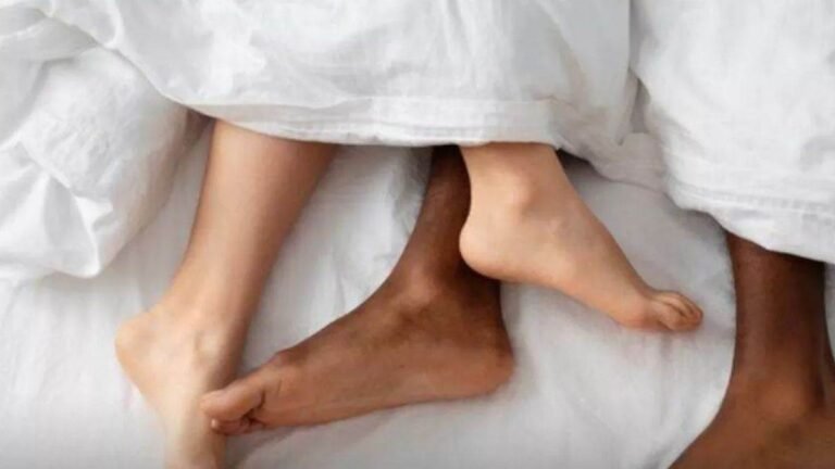 Sex के बदले 2 लाख का Offer; किशोरी को दो महिलाओं ने व्यक्ति से शारीरिक संबंध बनाने का लालच, मना करने पर धमकाया