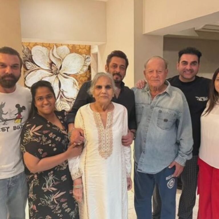 मां सलमा का हाथ थामे नजर आए सलमान खान:फैमिली फोटो में दिखा पूरा खान परिवार, सोहेल ने बताया किसे चौथा बेटा मानते हैं पिता सलीम खान