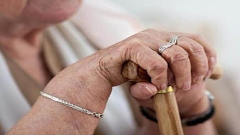 जबलपुर में बिना नंबर की कार में घूम रहे ठग … एटीएम बूथ पर नजर, हाथ की सफाई दिखा बदलते हैं कार्ड