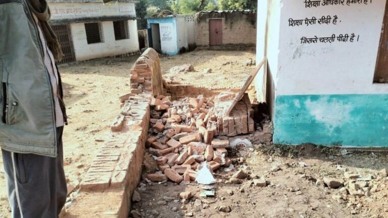 टीकमगढ़ में स्कूल के हैंडवाश यूनिट की दीवार ढही, चार बच्चे घायल