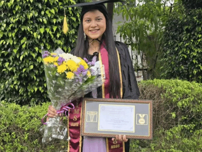 सुसाइड से पहले डॉक्टर ने बॉयफ्रेंड को किया आखिरी मैसेज:बोली-तुम्हारे लायक नहीं हूं, धोखा दे रही हूं..फिर बिलासपुर के हॉस्टल में लगाई फांसी