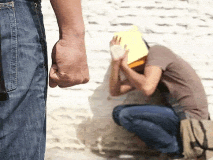 रायपुर मेडिकल कॉलेज में रैगिंग...50 स्टूडेंट्स के सिर मुंडवाए:सीनियर्स ने हॉस्टल में छात्रों को पीटा, जूनियर लड़कियों की फोटो मांगी, कहा-तेल लगाकर आना