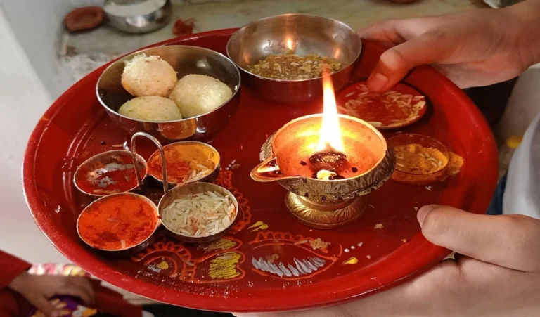 Bhai Dooj 2024: भाई दूज पर इन चीजों से करना चाहिए भाई को तिलक, इन बातों का रखें खास ख्याल