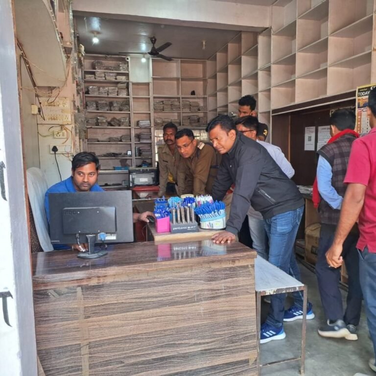 बलरामपुर में व्यापारी की गाड़ी से 1 लाख चोरी:बीच बाजार बदमाशों ने पार किए रुपए; पुलिस खंगाल रही CCTV फुटेज