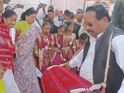 महिलाओं संग थिरकीं मंत्री लक्ष्मी राजवाड़े..VIDEO:सरगुजा में कहा- आदिवासी पहचान बनाए रखना जरूरी; विधायक ने भी बजाया मांदर