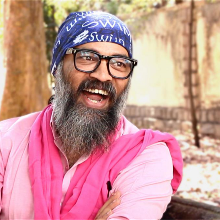 कन्नड़ फिल्ममेकर गुरुप्रसाद ने सुसाइड किया:बेंगलुरु के अपार्टमेंट में मिली सड़ी लाश, आर्थिक तंगी से जूझ रहे थे
