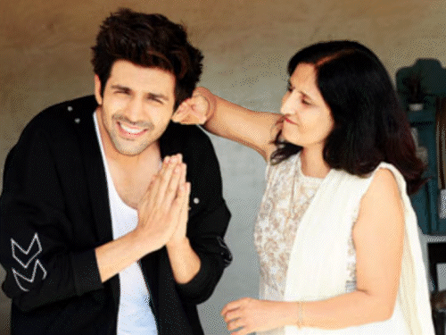 पहली फिल्म से कार्तिक को निकलवाना चाहती थीं उनकी मां:बोलीं- एक्टिंग की बात सुन हैरान थी, मैंने शर्त रखी कि पहले पढ़ाई पूरी करो