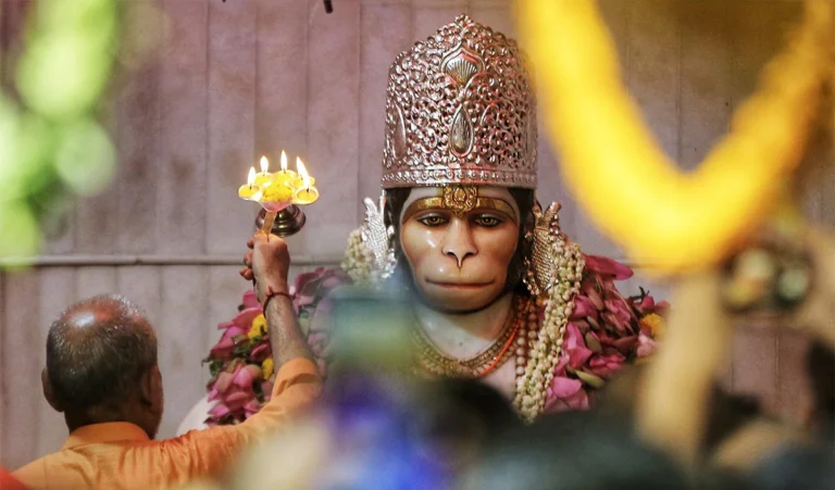 नौकरी मिलने में आ रही है रूकावट तो करें हनुमान चालीसा का पाठ