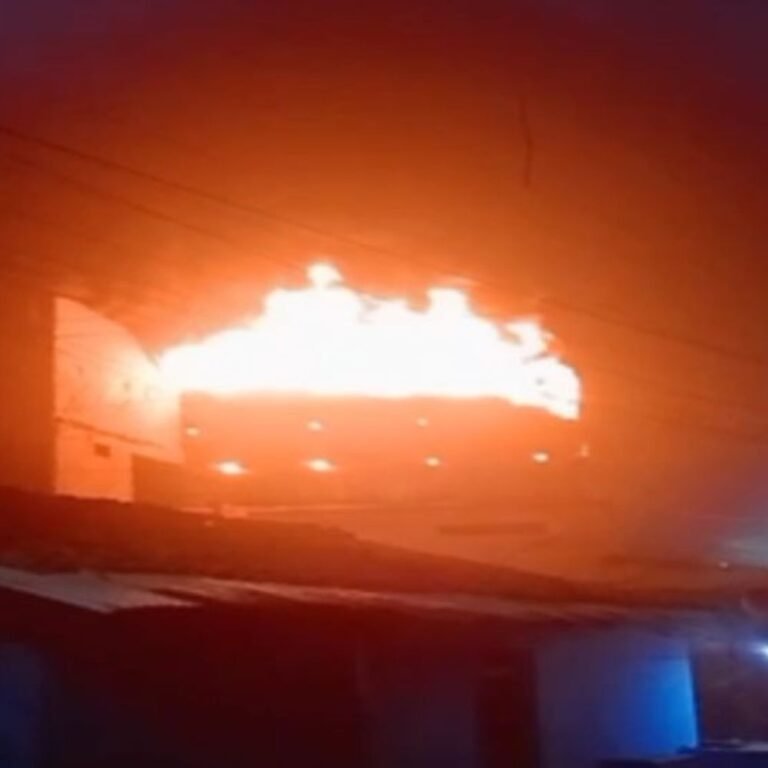 कांकेर में पटाखे से घर में लगी भीषण आग:मकान और दुकान जलकर राख; 10 सिलेंडर हुए ब्लास्ट, समय रहते बाहर निकले लोग